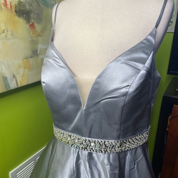 Absolutely beautiful princess dress - Picture 5 of 6